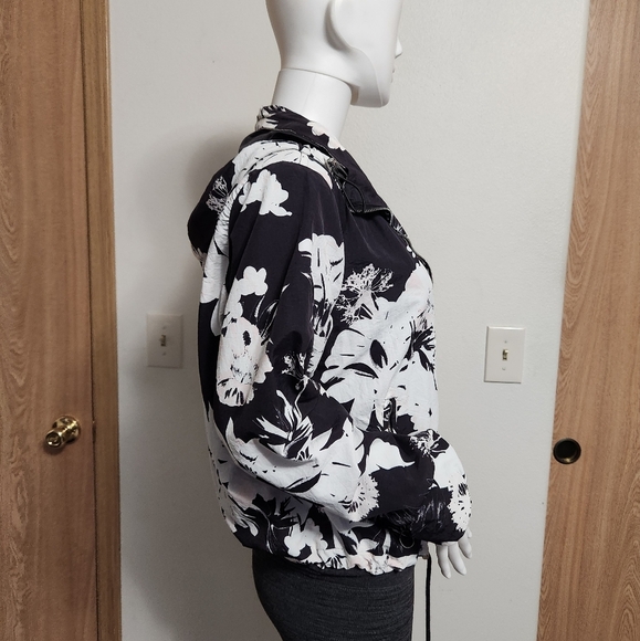 Ashley by 26 International Utility Jacket Floral White & Black Size large - Picture 8 of 16